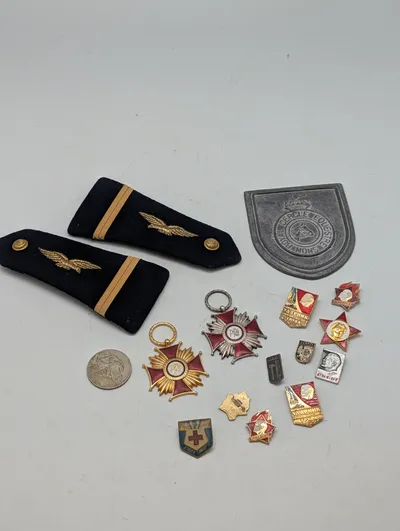 Samling af militære og civile ordener, epauletter og emblemer