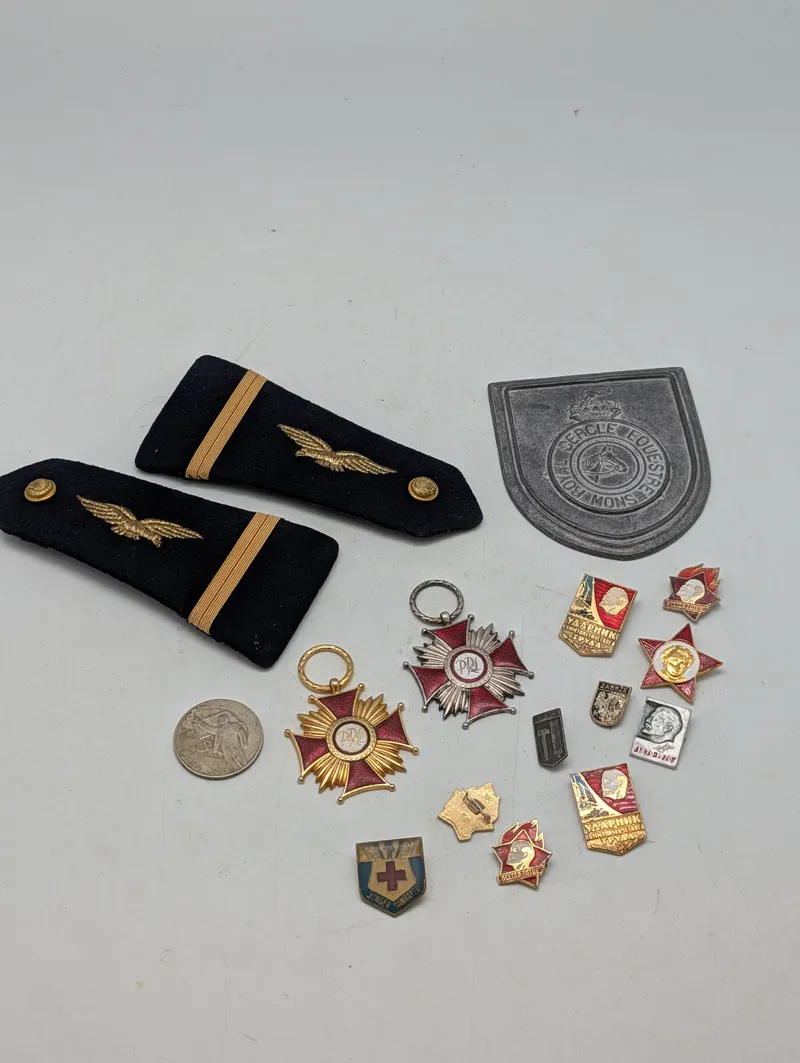 Samling af militære og civile ordener, epauletter og emblemer