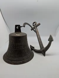 Maritim skibsklokke med ankerbeslag, indgraveret P.S. Graf Spee 1939