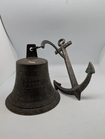 Maritim skibsklokke med ankerbeslag, indgraveret P.S. Graf Spee 1939