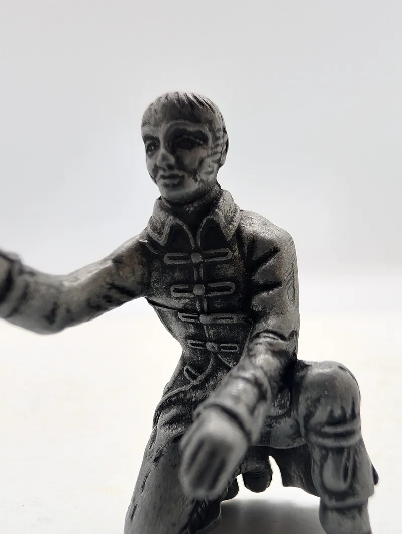 Støbt tinfigur af knælende soldat i historisk uniform