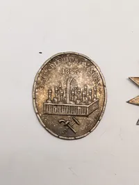 Samling af tre vintage Carlsberg-medaljer og emblemer Soltegn