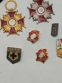 Samling af militære og civile ordener, epauletter og emblemer