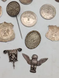 Samling af danske skytte- og fugleskydningstegn i sølv og metal