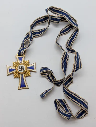 Tysk Moderskabs-kors i Guld (Mutterkreuz) med originalt bånd