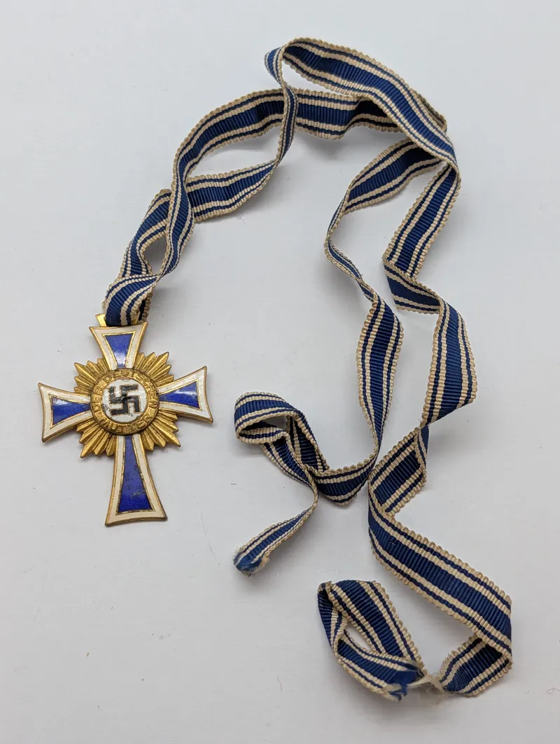 Tysk Moderskabs-kors i Guld (Mutterkreuz) med originalt bånd