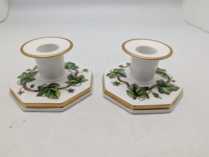 Et par Royal Copenhagen 'Vinstok' lysestager i porcelæn