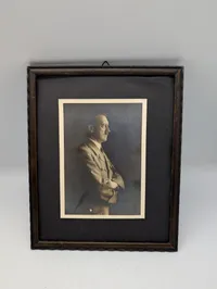 Indrammet sort-hvidt fotografi af Adolf Hitler i profil