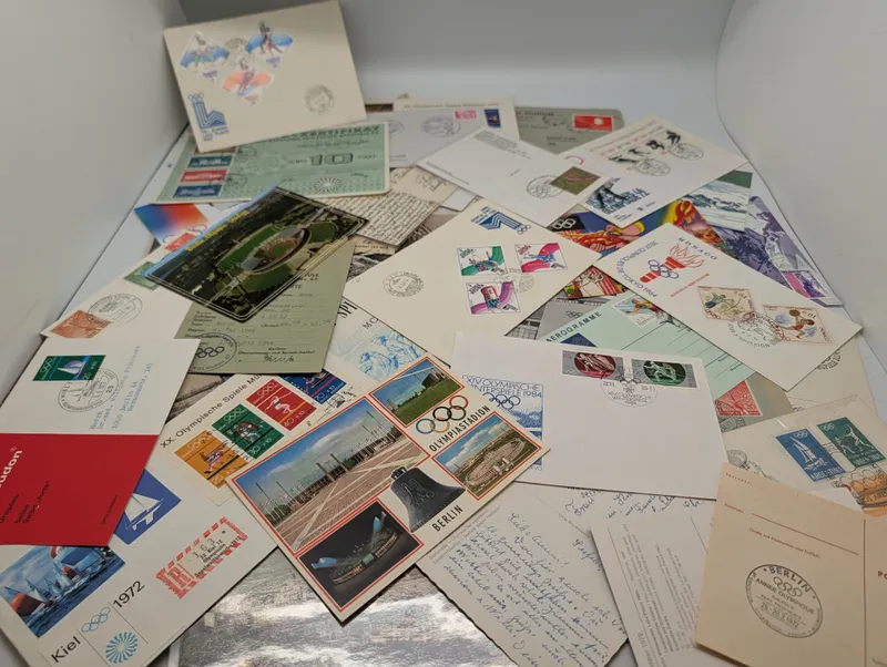Samling af olympiske postkort, frimærker og memorabilia