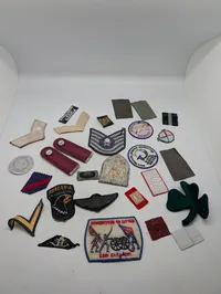 Samling af militære og civile stofmærker, distinktioner og emblemer