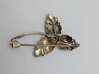 S.H. Sølvbroche med Blomstermotiv