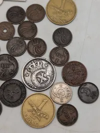 Samling af danske mønter, herunder 10 Kroner 1986 og Skilling Banco