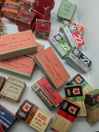Stor samling af antikke og vintage ammunitionsæsker fra diverse producenter Tomme 
