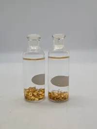 To små glasflasker med 24 karat guldflager