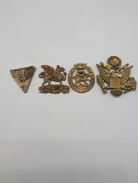 Samling af britiske og amerikanske militære emblemer og mærker