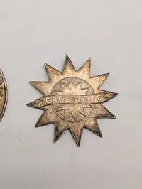 Samling af tre vintage Carlsberg-medaljer og emblemer Soltegn