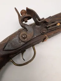 Osmannisk flintlåspistol med perlemorsindlæg og messingbeslag, Dekoration.