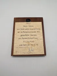 Tysk Pionierkommando 850 mindeplade i træ og kobber, 1990