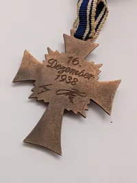 Tysk Moderskabs-kors (Mutterkreuz) i bronze med originalt bånd