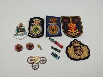 Samling af danske militære og maritime emblemer, mærker og ordensbånd