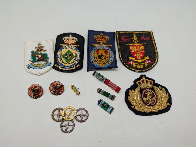 Samling af danske militære og maritime emblemer, mærker og ordensbånd