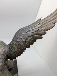 Tysk patriotisk Bronzeørn på marmorsokkel, klassisk skulptur