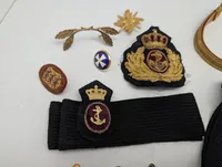 Samling af danske militære og maritime emblemer, knapper og distinktioner