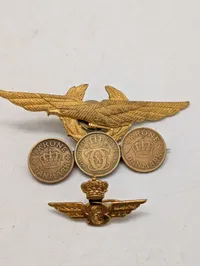 Samling af danske militære emblemer og broche med Christian X mønter