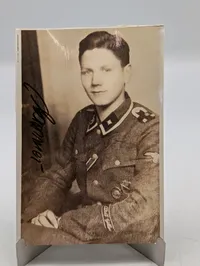 To signerede fotografier af tysk SS  soldat fra 2. verdenskrig