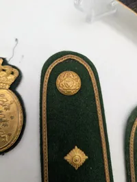 Dansk Politi Uniformseffekter: Skulderstropper, Emblem og Portrætfoto