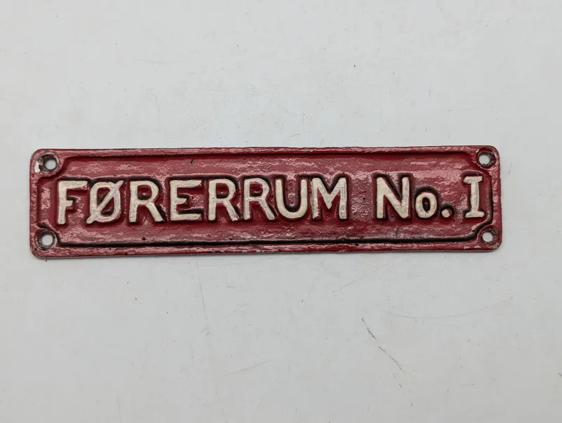 Antik støbejernsskilt med teksten 'FØRERRUM No. 1' DSB