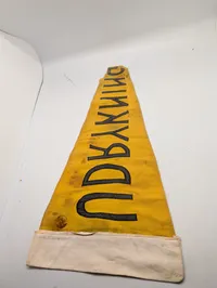 Vintage gul vimpel med teksten UDRYKNING