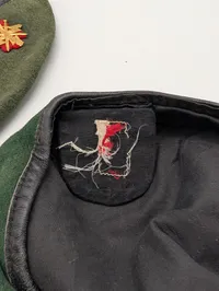 To danske militære baretter med emblemer Telegraf