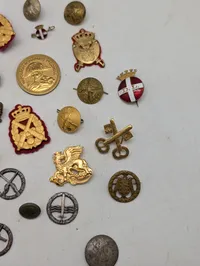 Samling af danske militære emblemer, knapper og distinktioner
