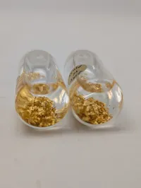To små glasflasker med 24 karat guldflager