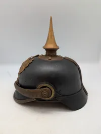 Preussisk Pickelhaube Model 1895 med messingbeslag og ørn