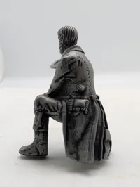 Støbt tinfigur af knælende soldat i historisk uniform