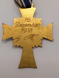 Tysk Moderskabs-kors i Guld (Mutterkreuz) med originalt bånd