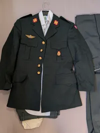 Dansk Forsvaret M/69 Tjenesteuniform med faldskærmsemblemer