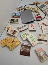 Samling af vintage tændstikæsker, smykker og diverse samlerobjekter
