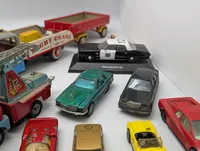 Samling af vintage modelbiler og legetøjskøretøjer
