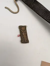 Samling af militære effekter, herunder hjelmdele, læderrem og emblemer