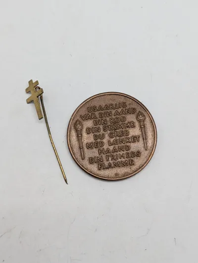 Frankrigshjælpen 1945 bronze medalje og nål med Lothringen-kors