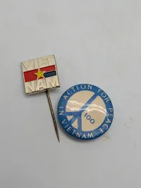 To Vietnam-krigens protestmærker: emaljenål og 'Action for Peace' badge