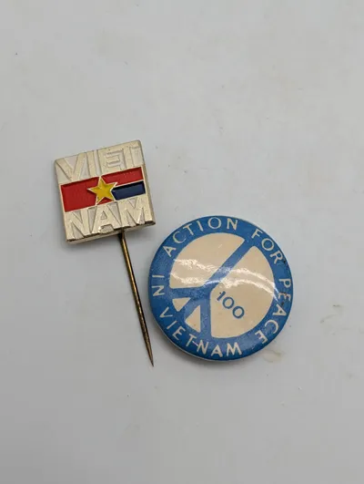 To Vietnam-krigens protestmærker: emaljenål og 'Action for Peace' badge