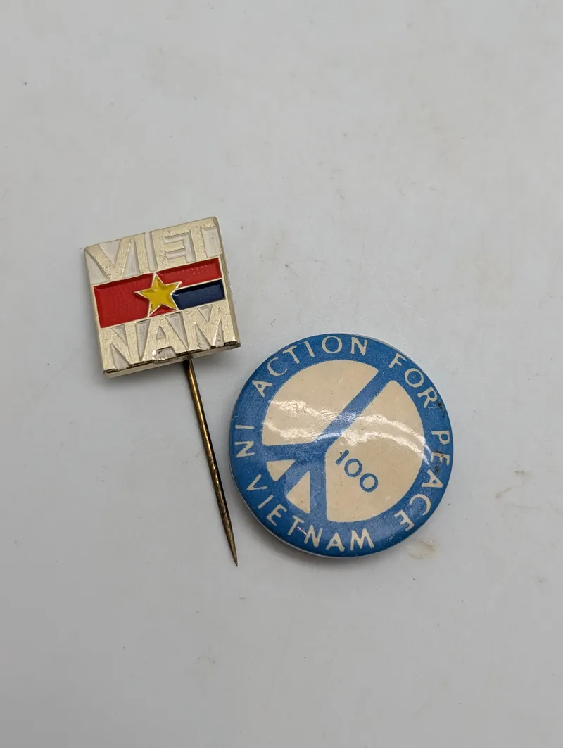 To Vietnam-krigens protestmærker: emaljenål og 'Action for Peace' badge
