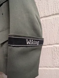 Wiking SS-uniformsjakke og lyseblå skjorte med emblemer, efter 45 