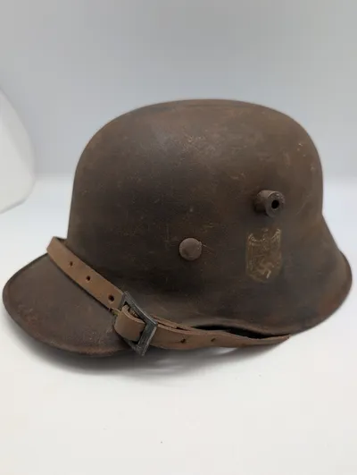 Tysk M16 Stahlhelm med Wehrmacht-dekaler og læderrem, EFTERKRIGS