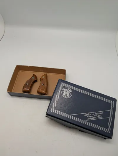 Smith & Wesson J-Frame Revolvergreb i Valnød med Original Æske