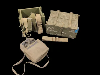 Dansk Hærens Materielkommando (HMAK) militært udstyr med trækasser og taske